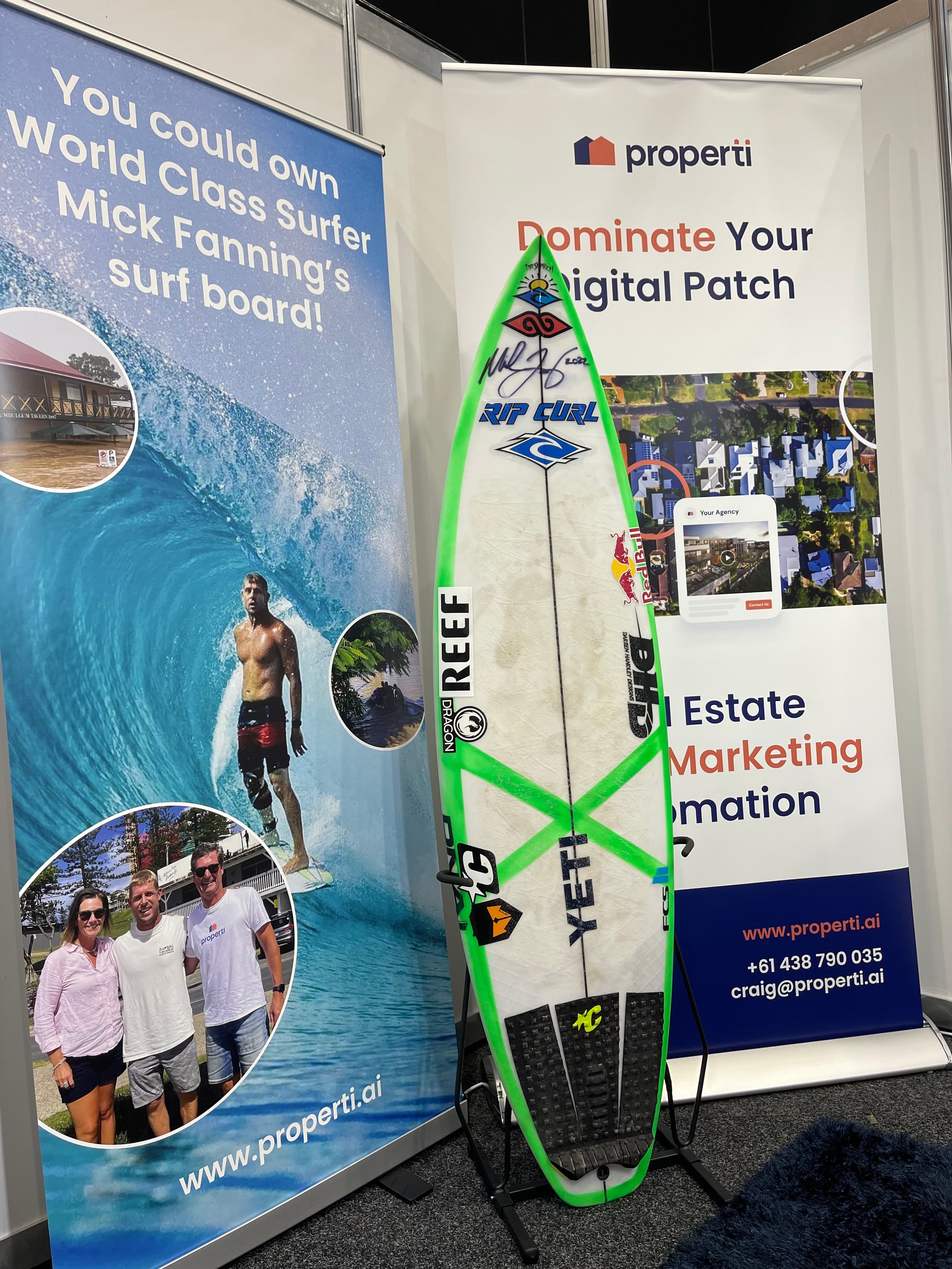 Mick Fanning Surfboard AREC Properti Stand
